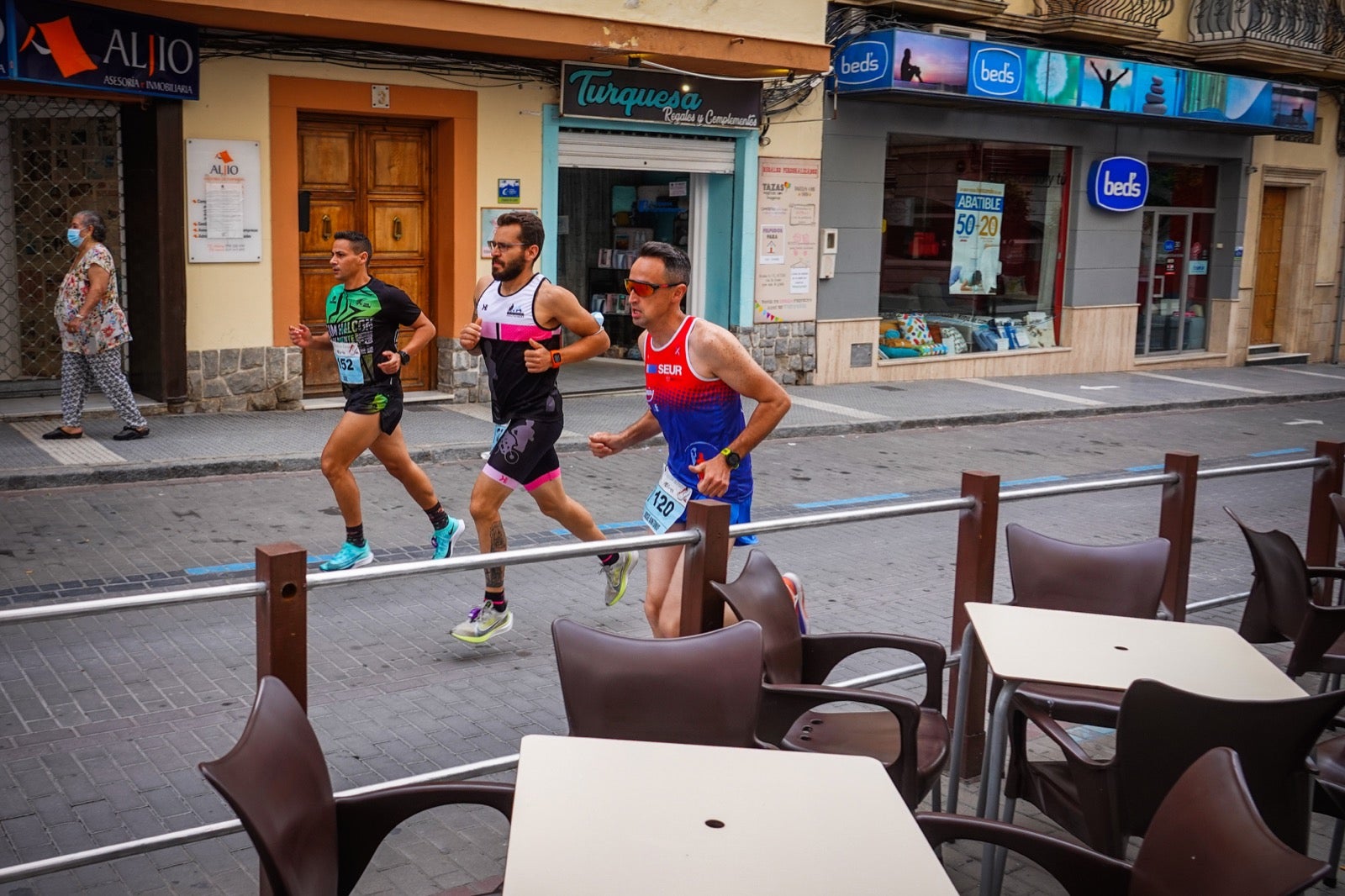 250 corredores, la mitad de ellos locales, participan en la prueba en una espectacular jornada de atletismo y un exigente recorrido por el casco urbano lojeño a lo largo de 10,5 kilómetros