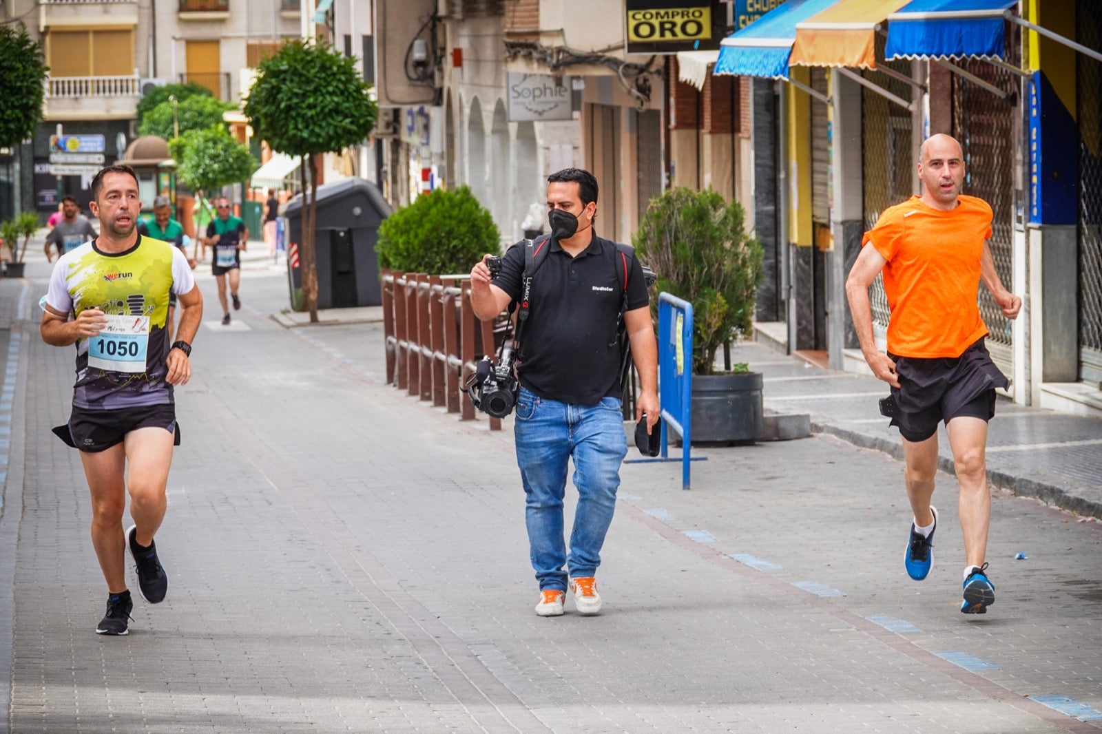 250 corredores, la mitad de ellos locales, participan en la prueba en una espectacular jornada de atletismo y un exigente recorrido por el casco urbano lojeño a lo largo de 10,5 kilómetros