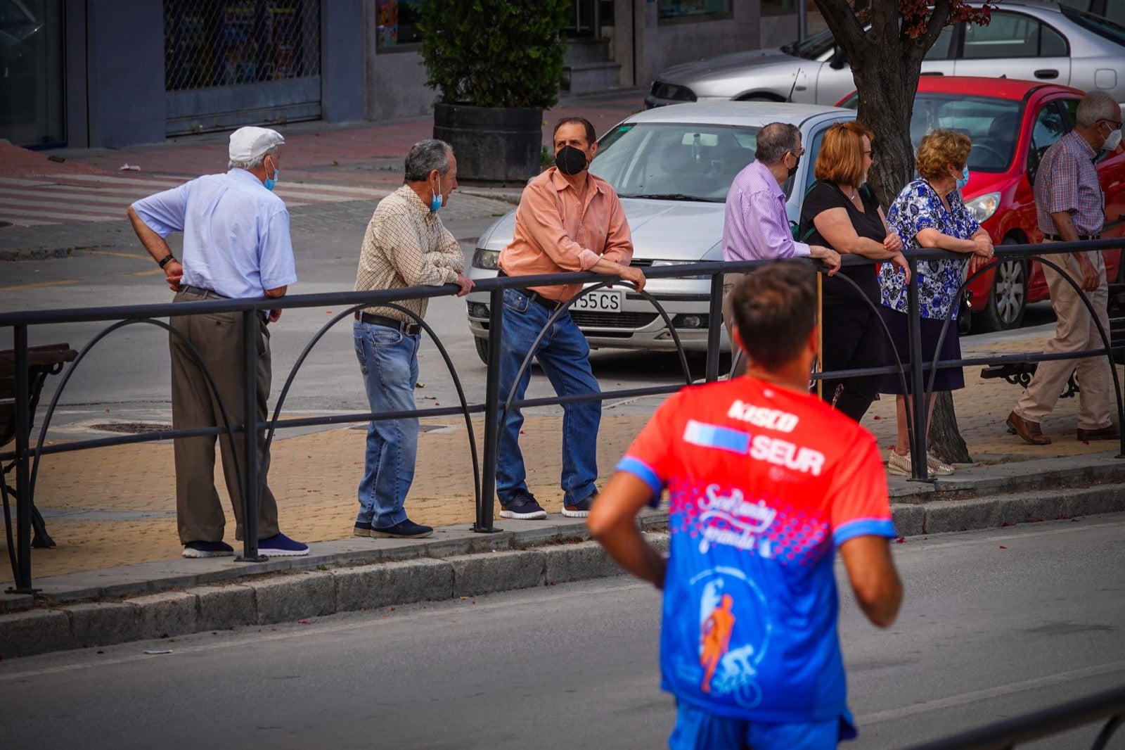 250 corredores, la mitad de ellos locales, participan en la prueba en una espectacular jornada de atletismo y un exigente recorrido por el casco urbano lojeño a lo largo de 10,5 kilómetros