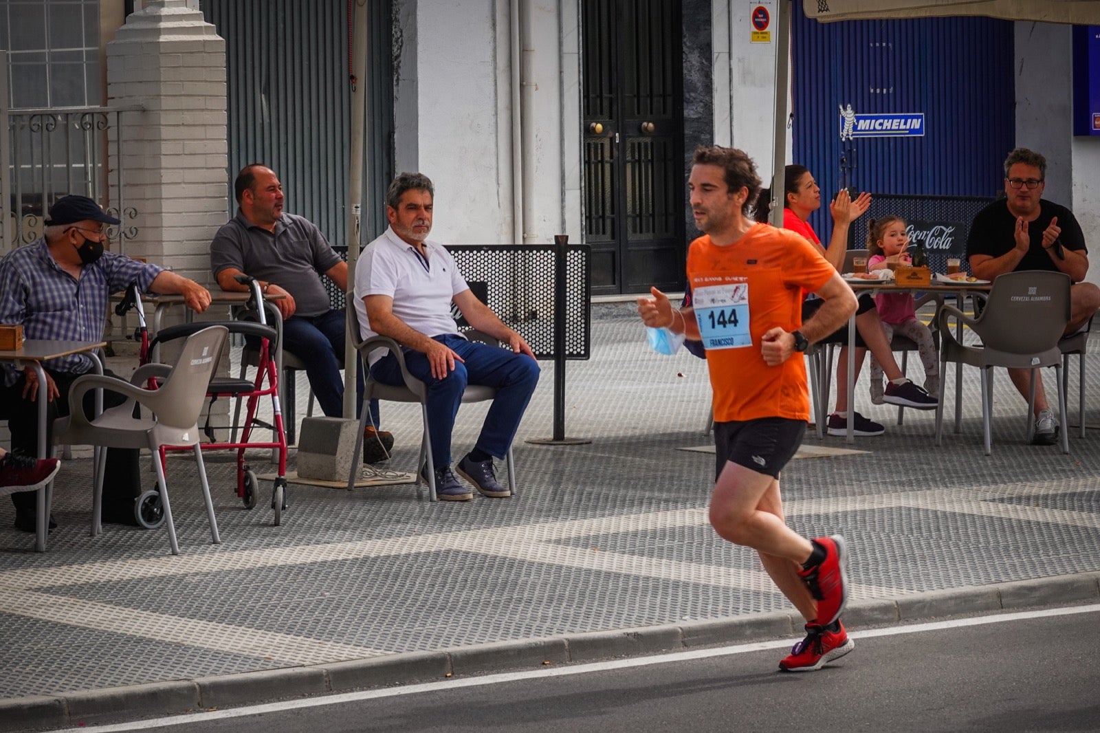 250 corredores, la mitad de ellos locales, participan en la prueba en una espectacular jornada de atletismo y un exigente recorrido por el casco urbano lojeño a lo largo de 10,5 kilómetros