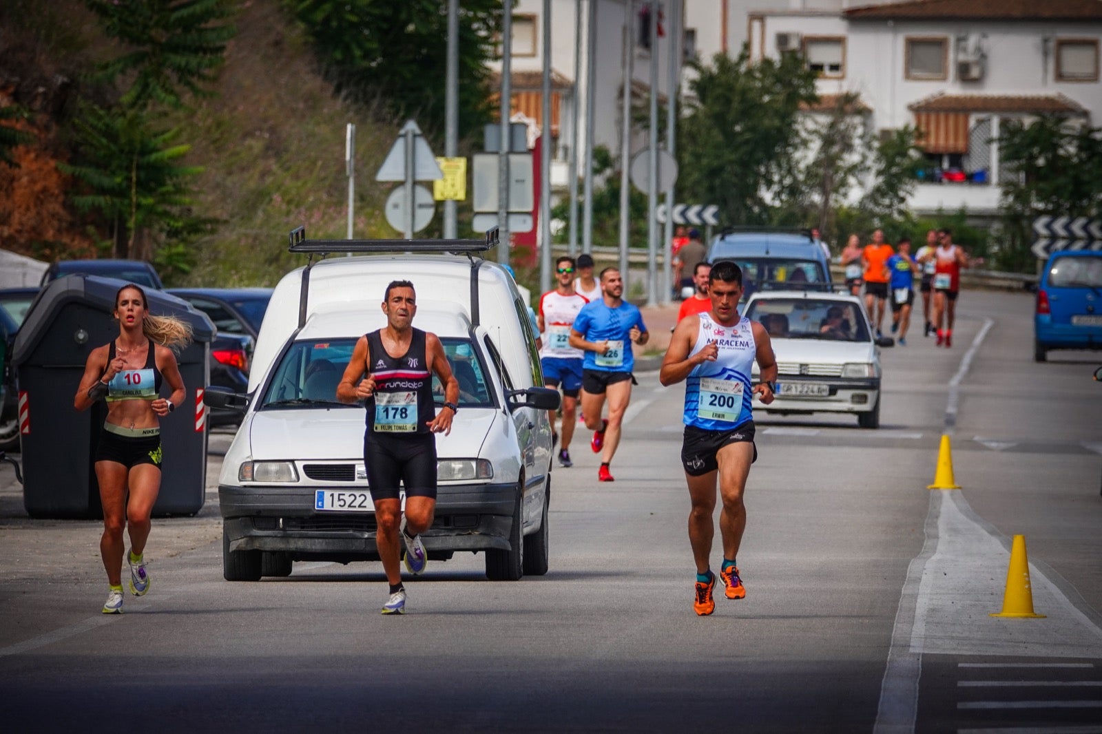 250 corredores, la mitad de ellos locales, participan en la prueba en una espectacular jornada de atletismo y un exigente recorrido por el casco urbano lojeño a lo largo de 10,5 kilómetros