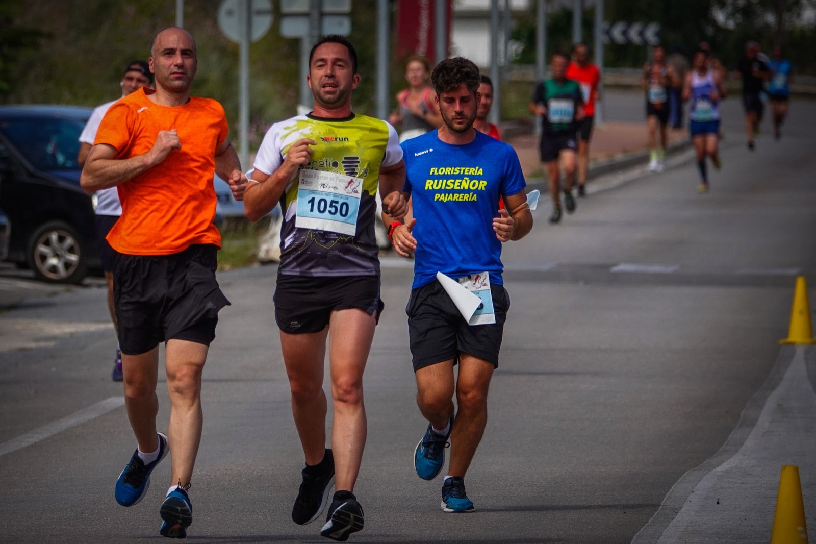250 corredores, la mitad de ellos locales, participan en la prueba en una espectacular jornada de atletismo y un exigente recorrido por el casco urbano lojeño a lo largo de 10,5 kilómetros