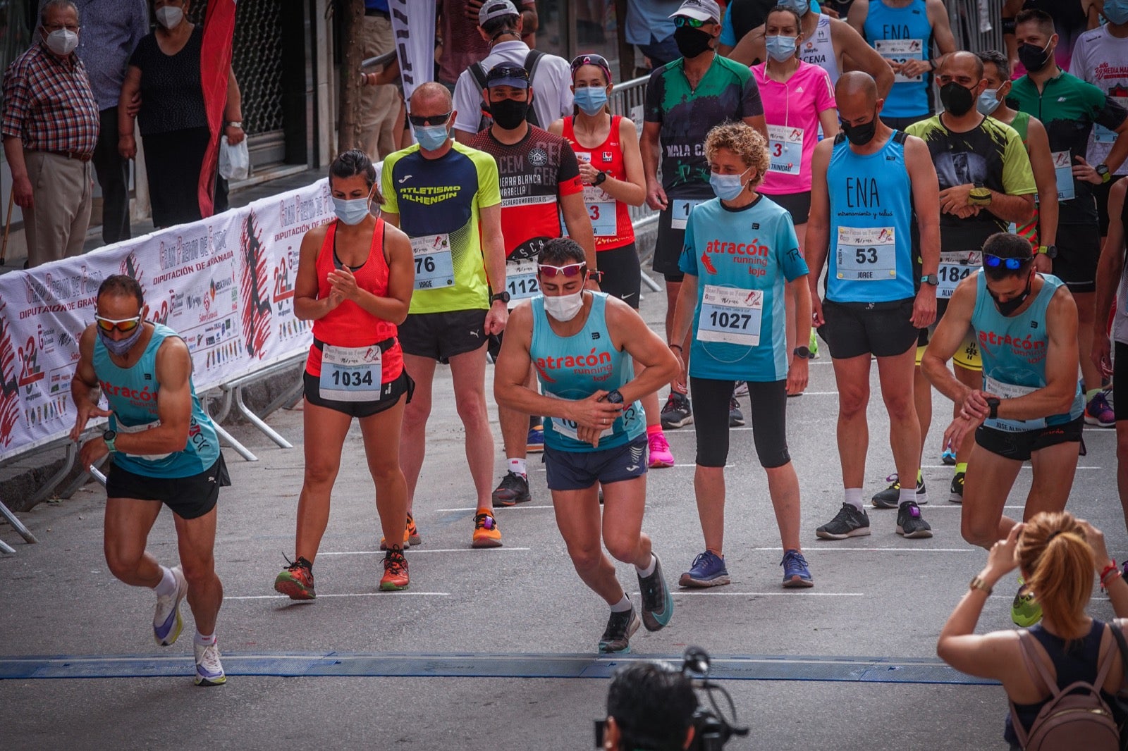 250 corredores, la mitad de ellos locales, participan en la prueba en una espectacular jornada de atletismo y un exigente recorrido por el casco urbano lojeño a lo largo de 10,5 kilómetros