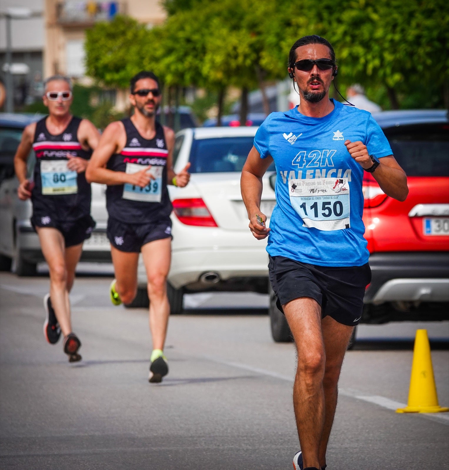 250 corredores, la mitad de ellos locales, participan en la prueba en una espectacular jornada de atletismo y un exigente recorrido por el casco urbano lojeño a lo largo de 10,5 kilómetros