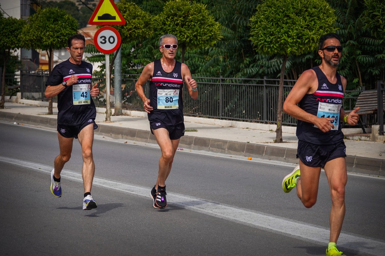 250 corredores, la mitad de ellos locales, participan en la prueba en una espectacular jornada de atletismo y un exigente recorrido por el casco urbano lojeño a lo largo de 10,5 kilómetros