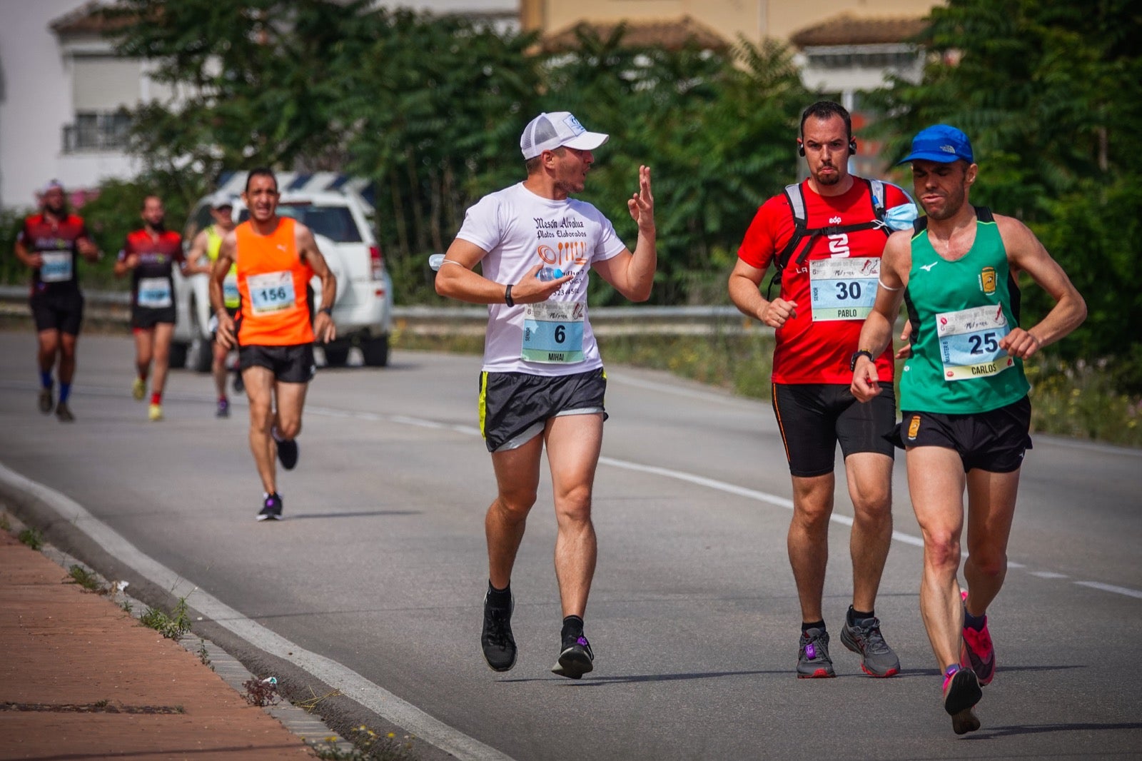 250 corredores, la mitad de ellos locales, participan en la prueba en una espectacular jornada de atletismo y un exigente recorrido por el casco urbano lojeño a lo largo de 10,5 kilómetros