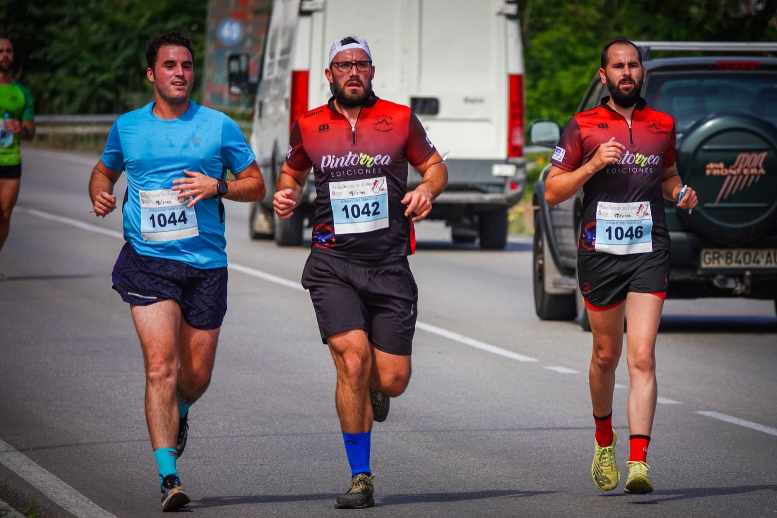 250 corredores, la mitad de ellos locales, participan en la prueba en una espectacular jornada de atletismo y un exigente recorrido por el casco urbano lojeño a lo largo de 10,5 kilómetros