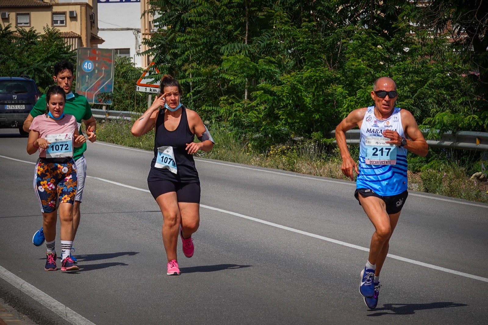 250 corredores, la mitad de ellos locales, participan en la prueba en una espectacular jornada de atletismo y un exigente recorrido por el casco urbano lojeño a lo largo de 10,5 kilómetros