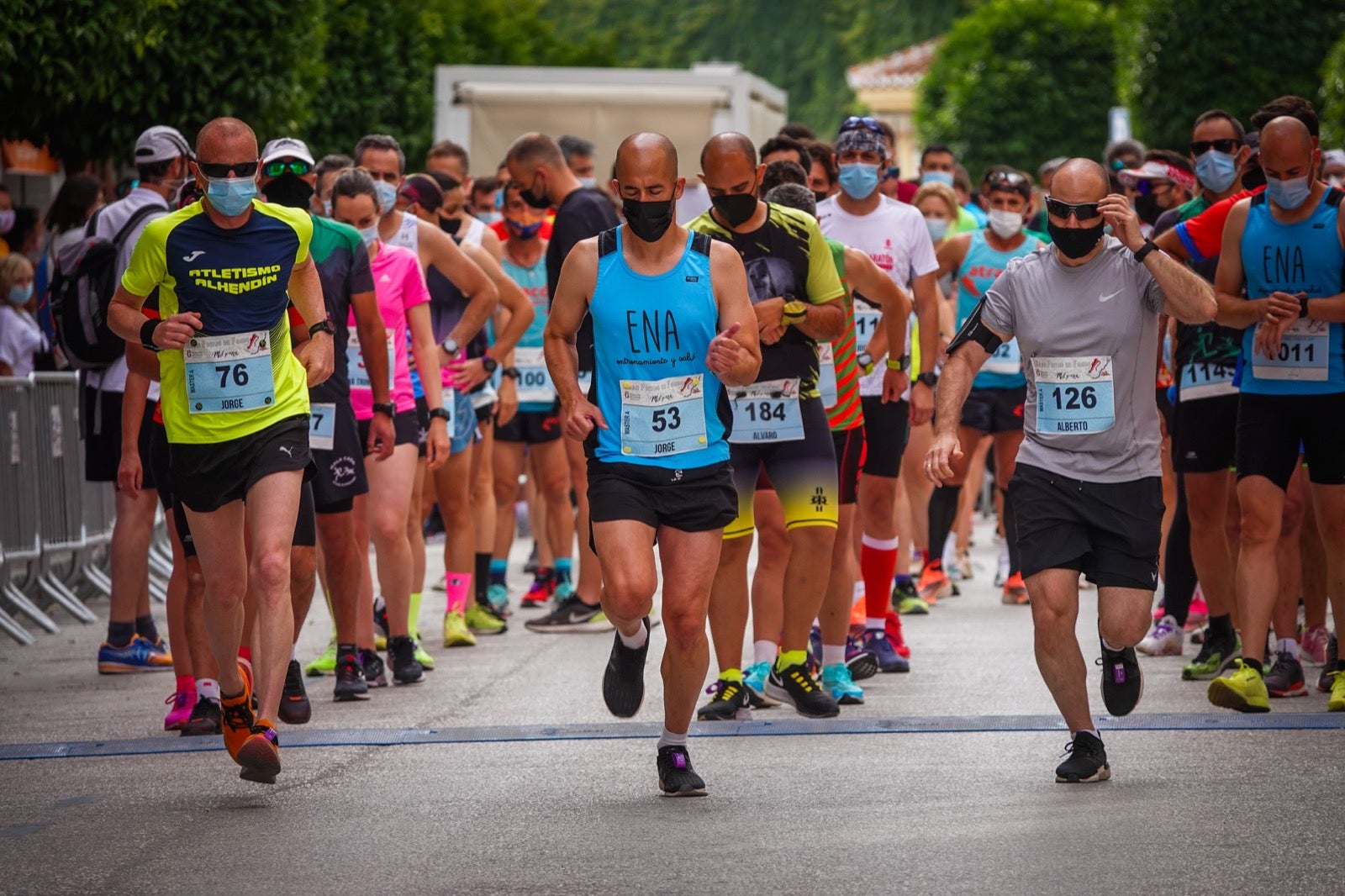 250 corredores, la mitad de ellos locales, participan en la prueba en una espectacular jornada de atletismo y un exigente recorrido por el casco urbano lojeño a lo largo de 10,5 kilómetros