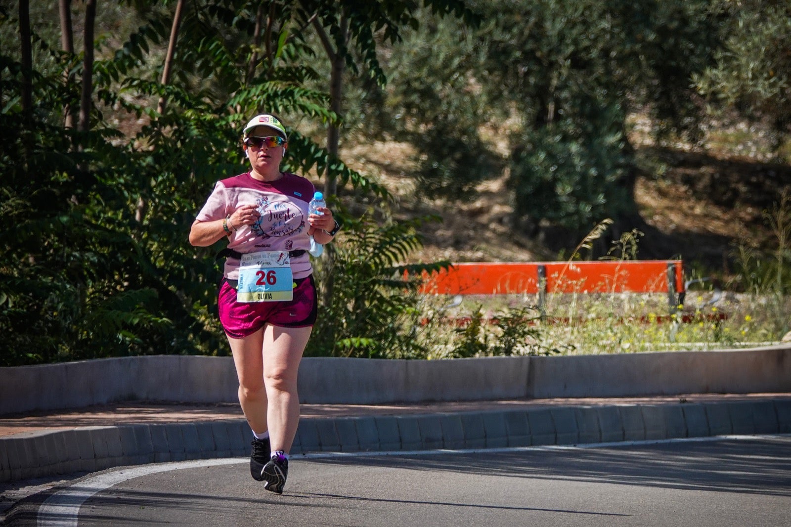 250 corredores, la mitad de ellos locales, participan en la prueba en una espectacular jornada de atletismo y un exigente recorrido por el casco urbano lojeño a lo largo de 10,5 kilómetros