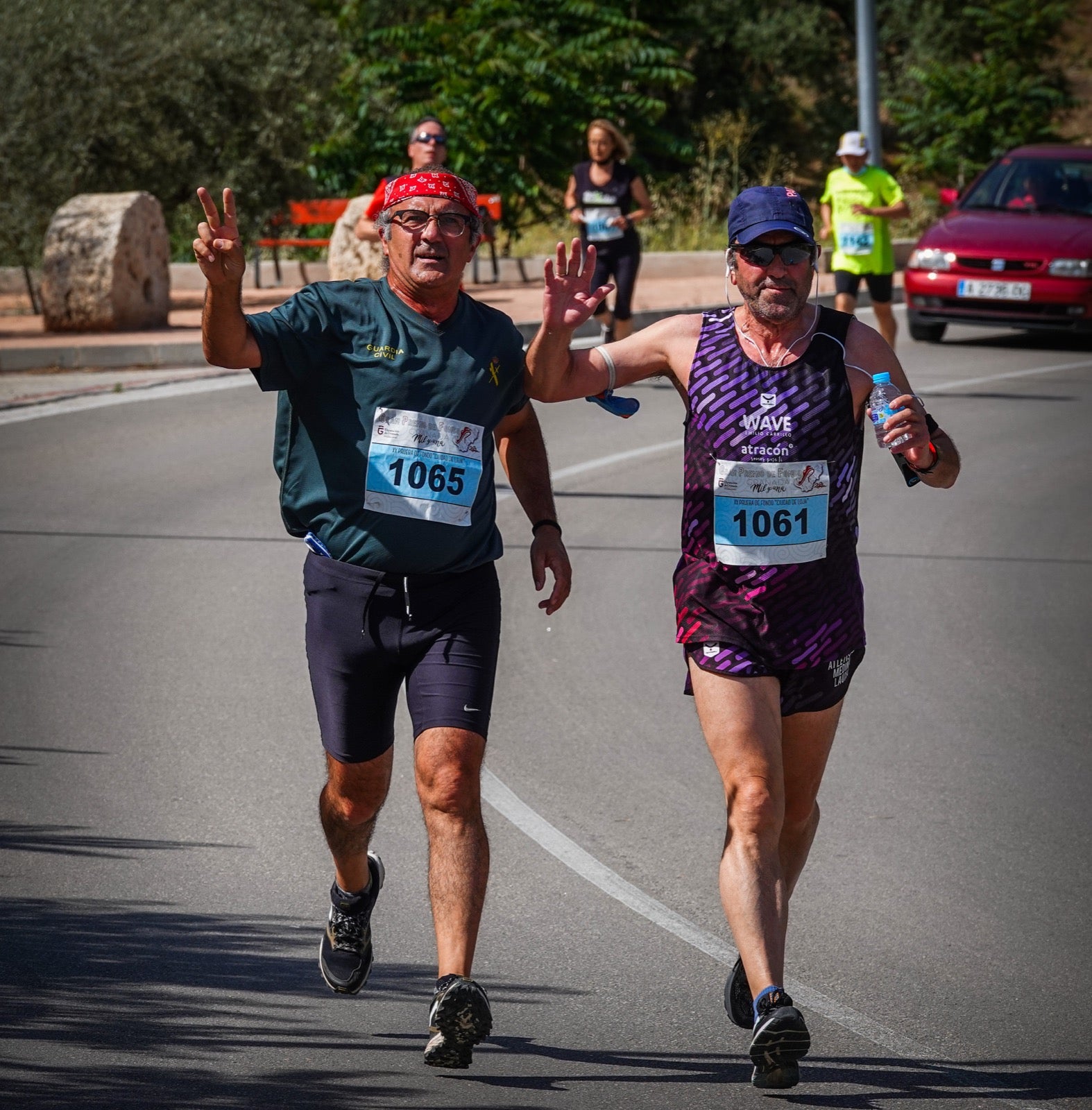 250 corredores, la mitad de ellos locales, participan en la prueba en una espectacular jornada de atletismo y un exigente recorrido por el casco urbano lojeño a lo largo de 10,5 kilómetros