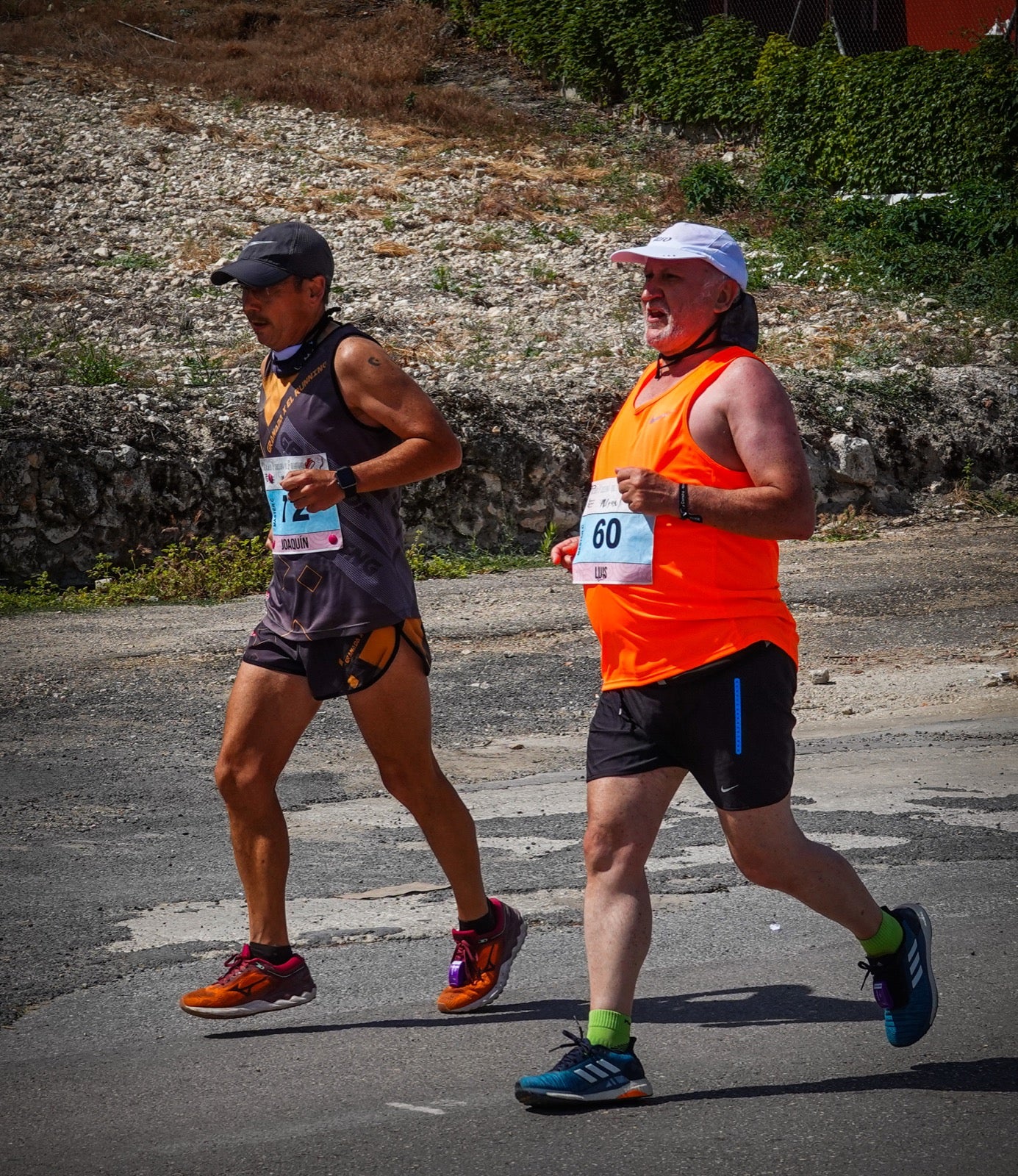 250 corredores, la mitad de ellos locales, participan en la prueba en una espectacular jornada de atletismo y un exigente recorrido por el casco urbano lojeño a lo largo de 10,5 kilómetros