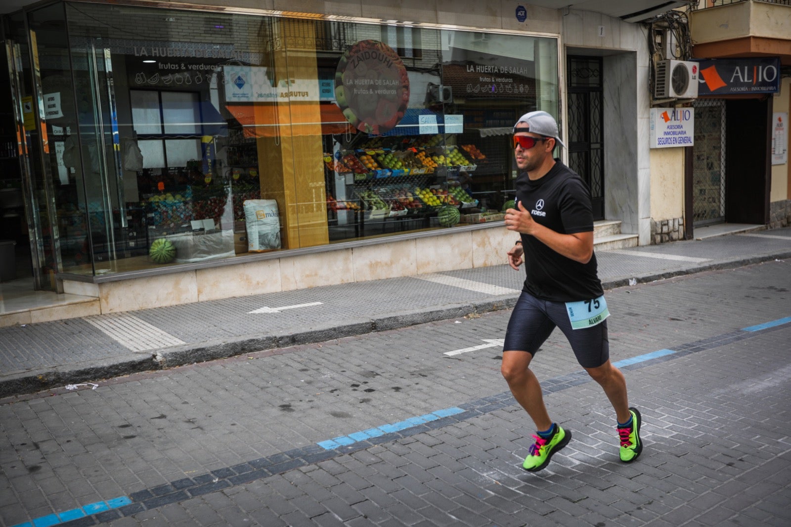 250 corredores, la mitad de ellos locales, participan en la prueba en una espectacular jornada de atletismo y un exigente recorrido por el casco urbano lojeño a lo largo de 10,5 kilómetros