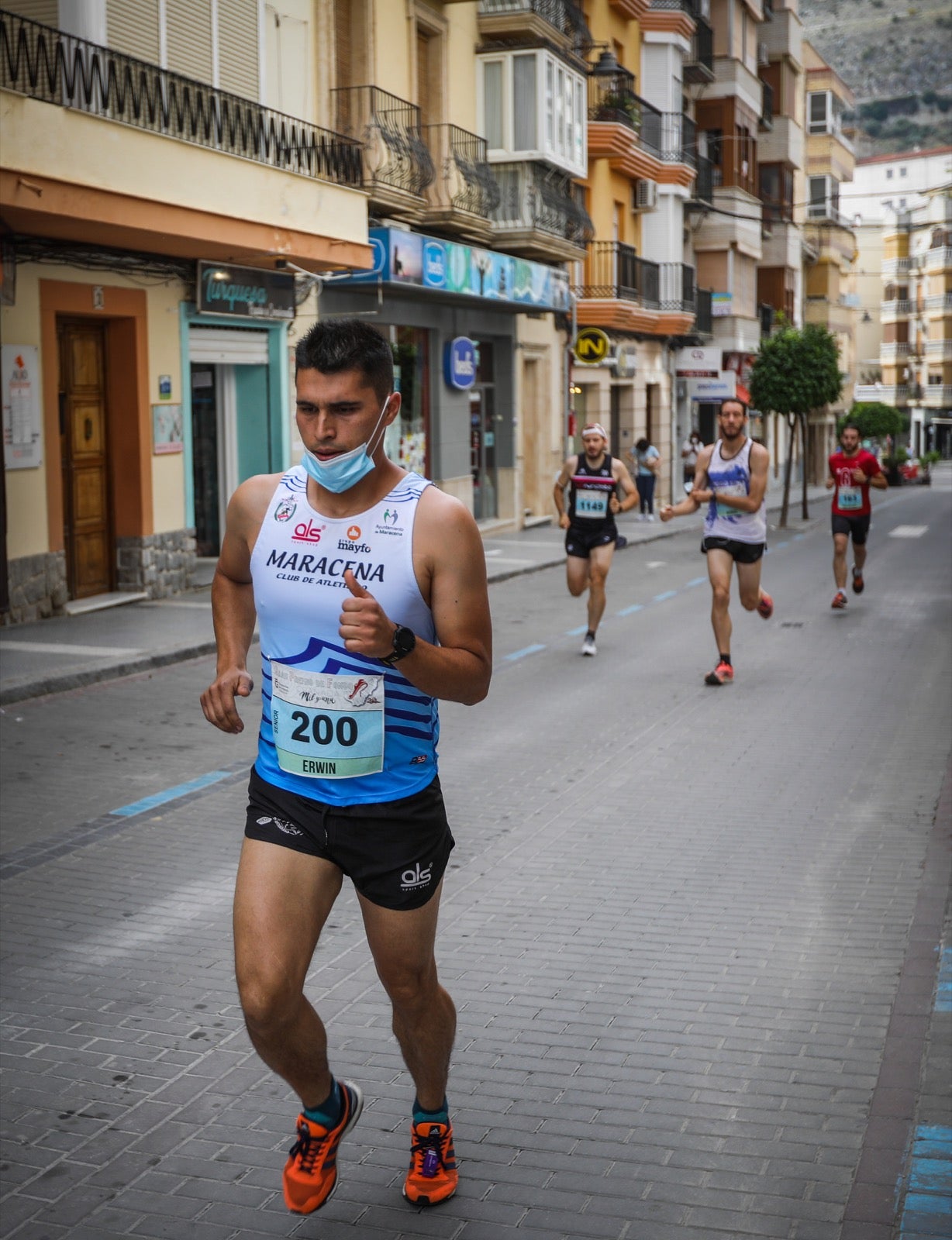 250 corredores, la mitad de ellos locales, participan en la prueba en una espectacular jornada de atletismo y un exigente recorrido por el casco urbano lojeño a lo largo de 10,5 kilómetros