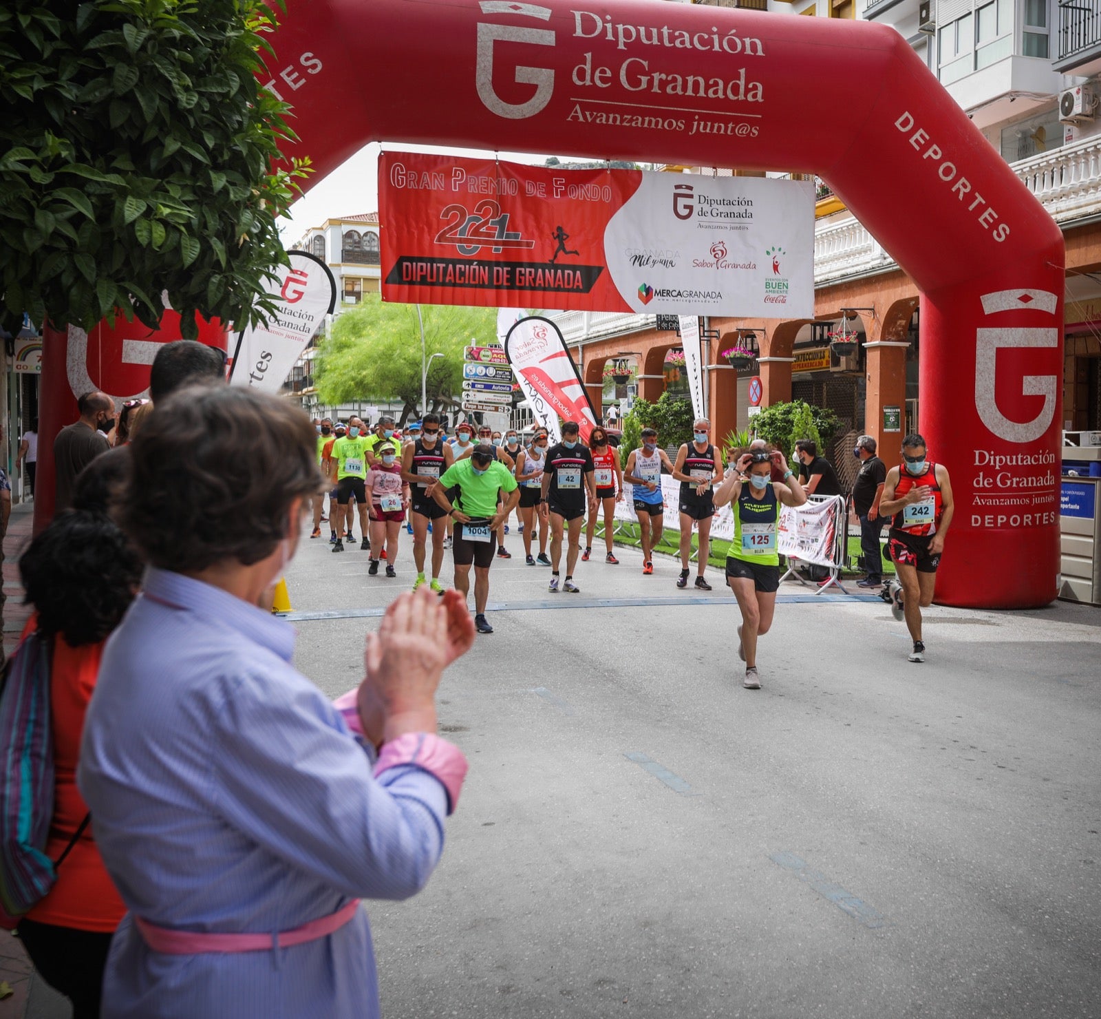 250 corredores, la mitad de ellos locales, participan en la prueba en una espectacular jornada de atletismo y un exigente recorrido por el casco urbano lojeño a lo largo de 10,5 kilómetros