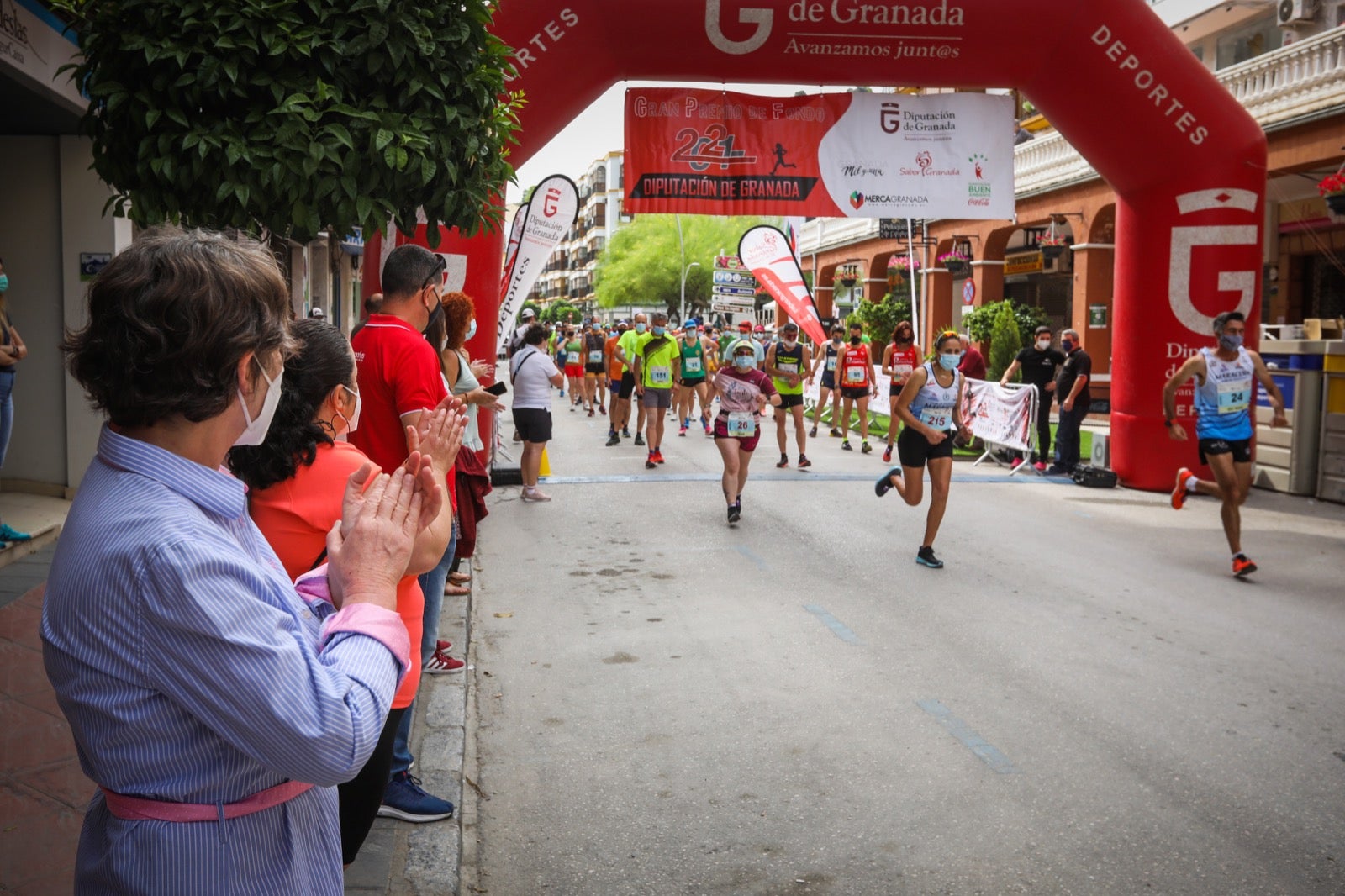 250 corredores, la mitad de ellos locales, participan en la prueba en una espectacular jornada de atletismo y un exigente recorrido por el casco urbano lojeño a lo largo de 10,5 kilómetros