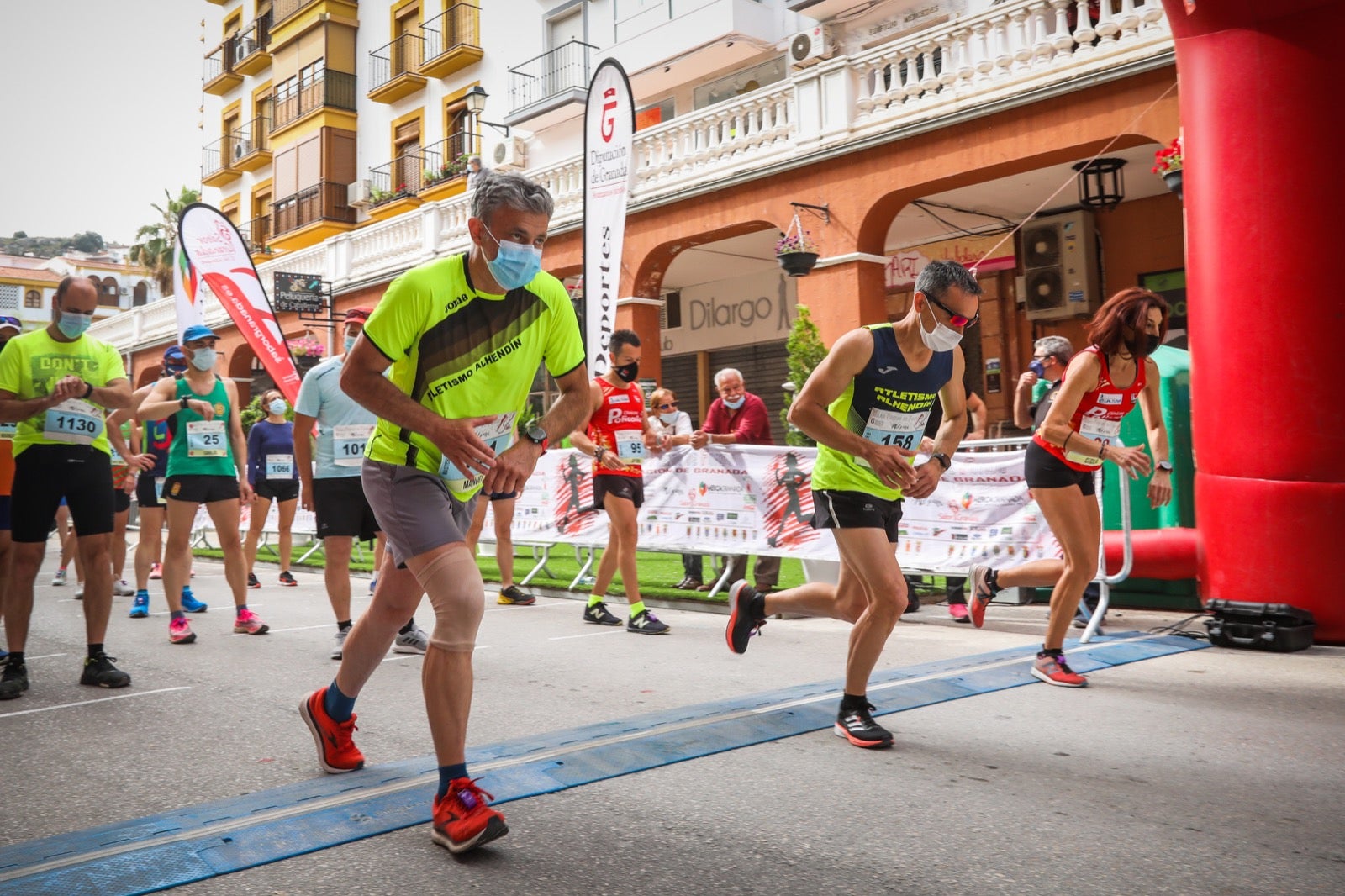 250 corredores, la mitad de ellos locales, participan en la prueba en una espectacular jornada de atletismo y un exigente recorrido por el casco urbano lojeño a lo largo de 10,5 kilómetros