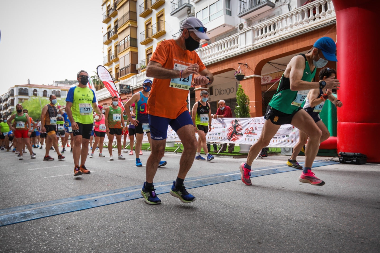 250 corredores, la mitad de ellos locales, participan en la prueba en una espectacular jornada de atletismo y un exigente recorrido por el casco urbano lojeño a lo largo de 10,5 kilómetros