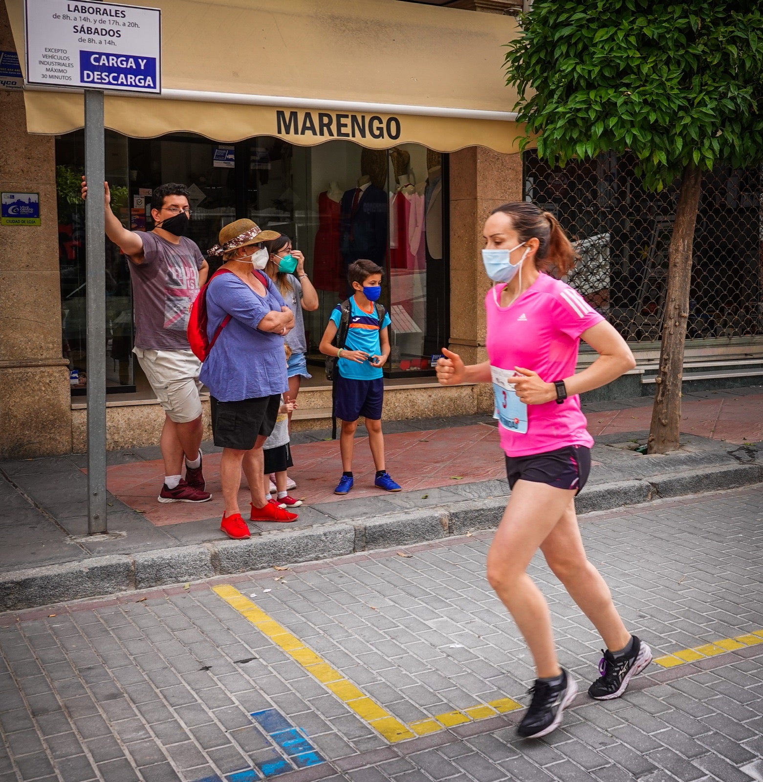 250 corredores, la mitad de ellos locales, participan en la prueba en una espectacular jornada de atletismo y un exigente recorrido por el casco urbano lojeño a lo largo de 10,5 kilómetros