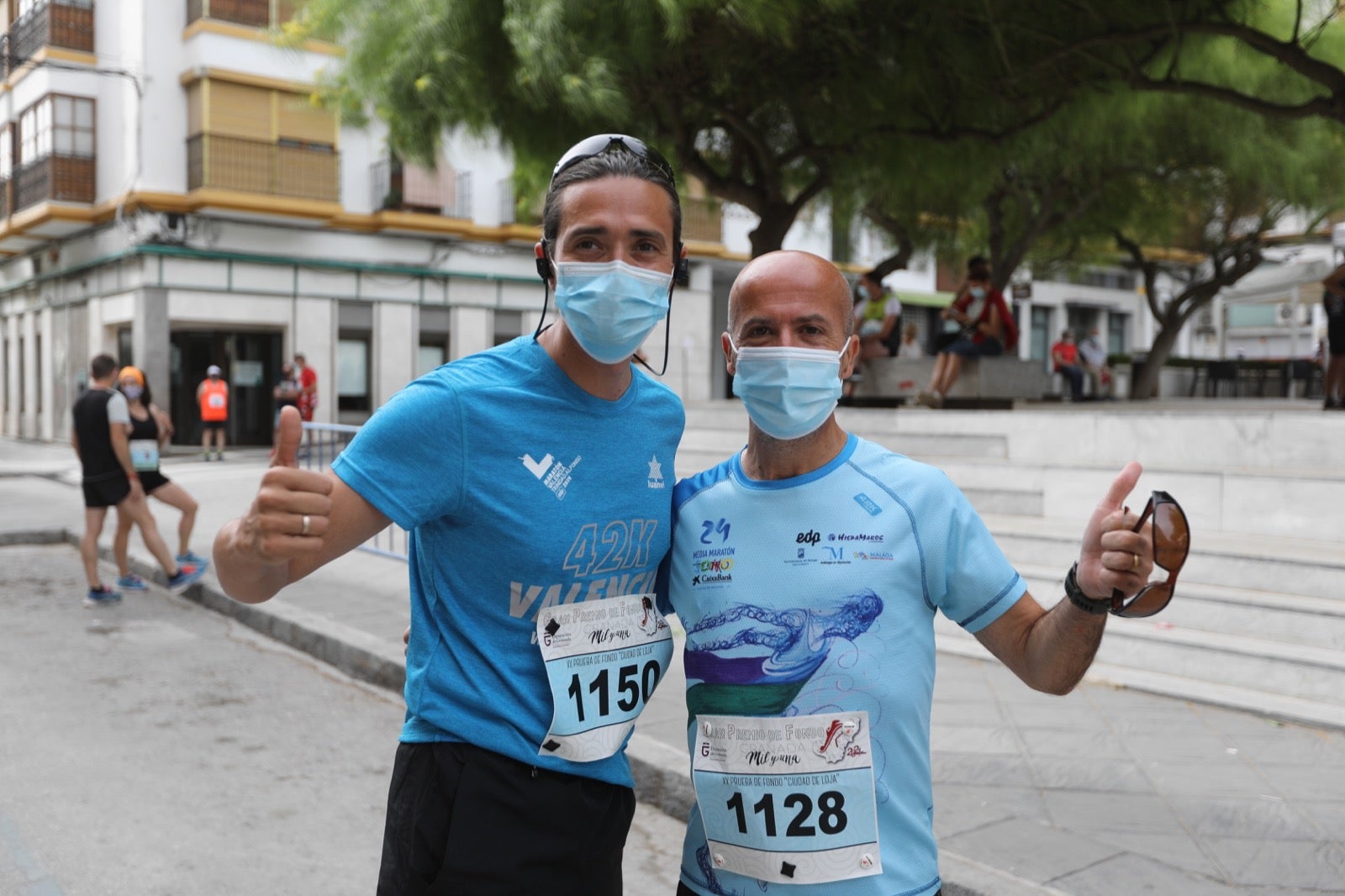 250 corredores, la mitad de ellos locales, participan en la prueba en una espectacular jornada de atletismo y un exigente recorrido por el casco urbano lojeño a lo largo de 10,5 kilómetros