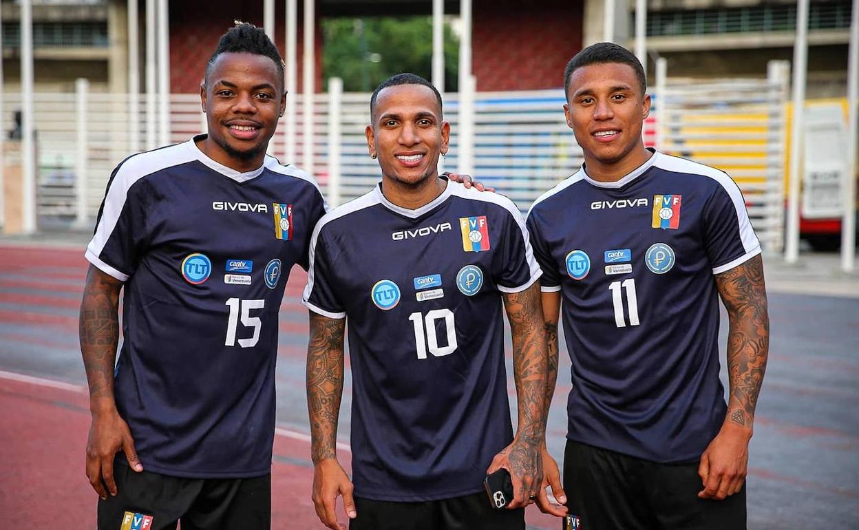 Darwin Machís posa junto a Murillo y Otero. 