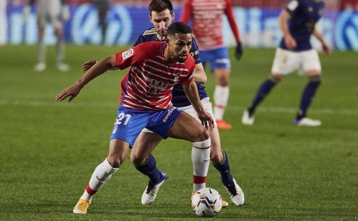 Yangel Herrera aguanta el balón ante Moncayola. 