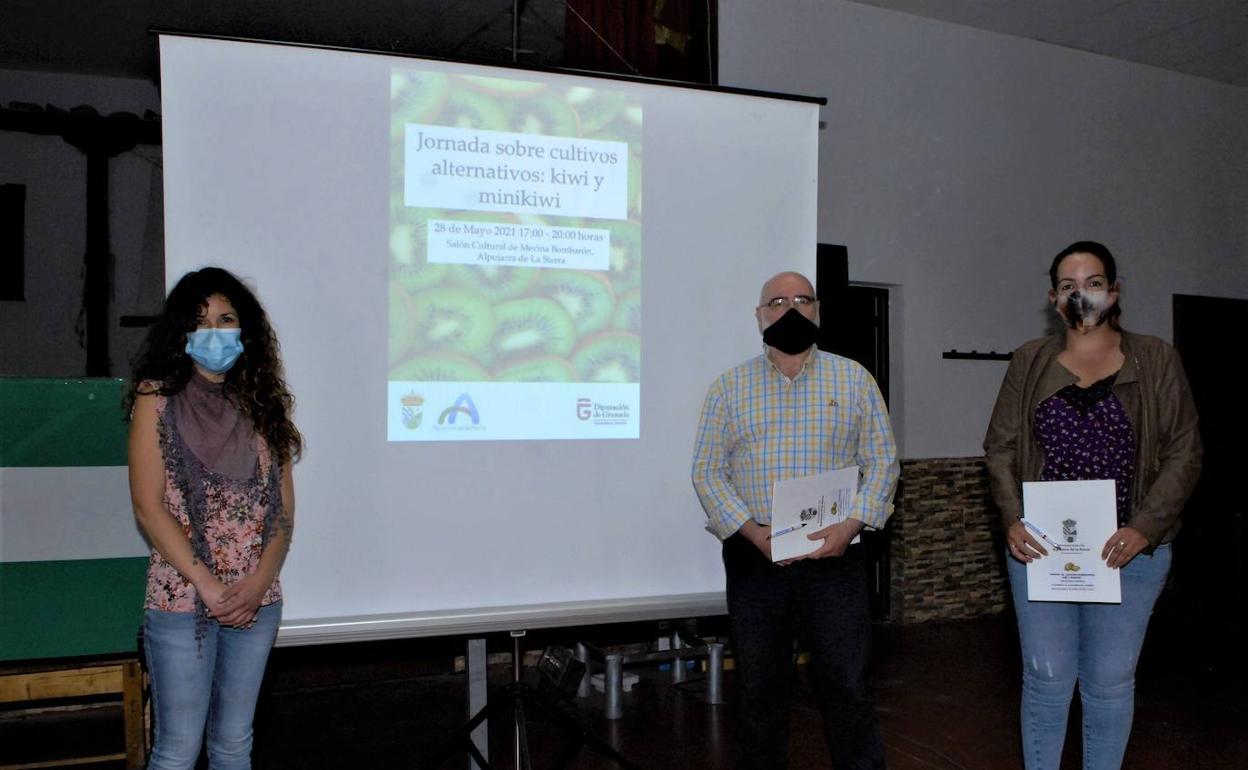 Agricultores de Alpujarra de la Sierra asisten a una jornada sobre los cultivos alternativos del kiwi y el minikiwi