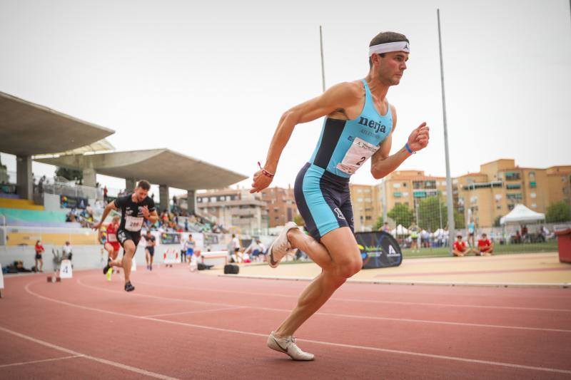 Javier Sánchez toma la salida en los 400 metros, seguido por David Jiménez. 