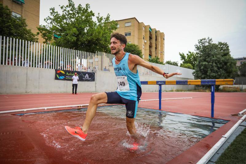 Un atleta sale del foso en la carrera de 3.000 metros obstáculos. 