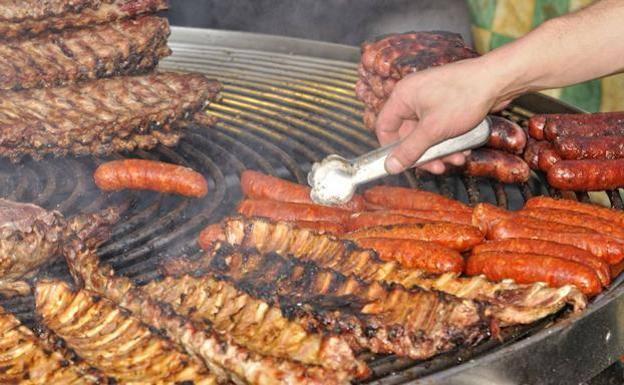 Andalucía prohíbe desde hoy las barbacoas: la multa que puede caerte si te pillan haciendo una