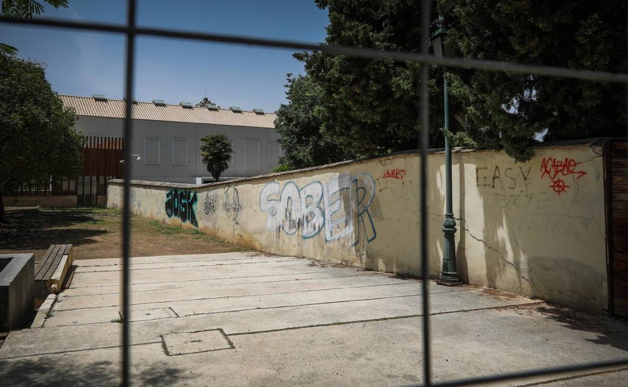 El parque está cerrado casi al completo a la espera de una reforma integral que no llega