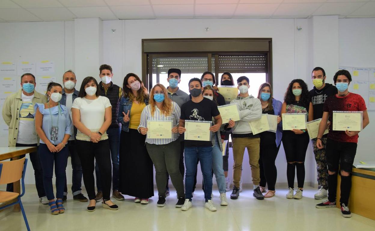 Una docena de jóvenes emprendedores de Lanjarón participa en un curso sobre Turismo y Comercio