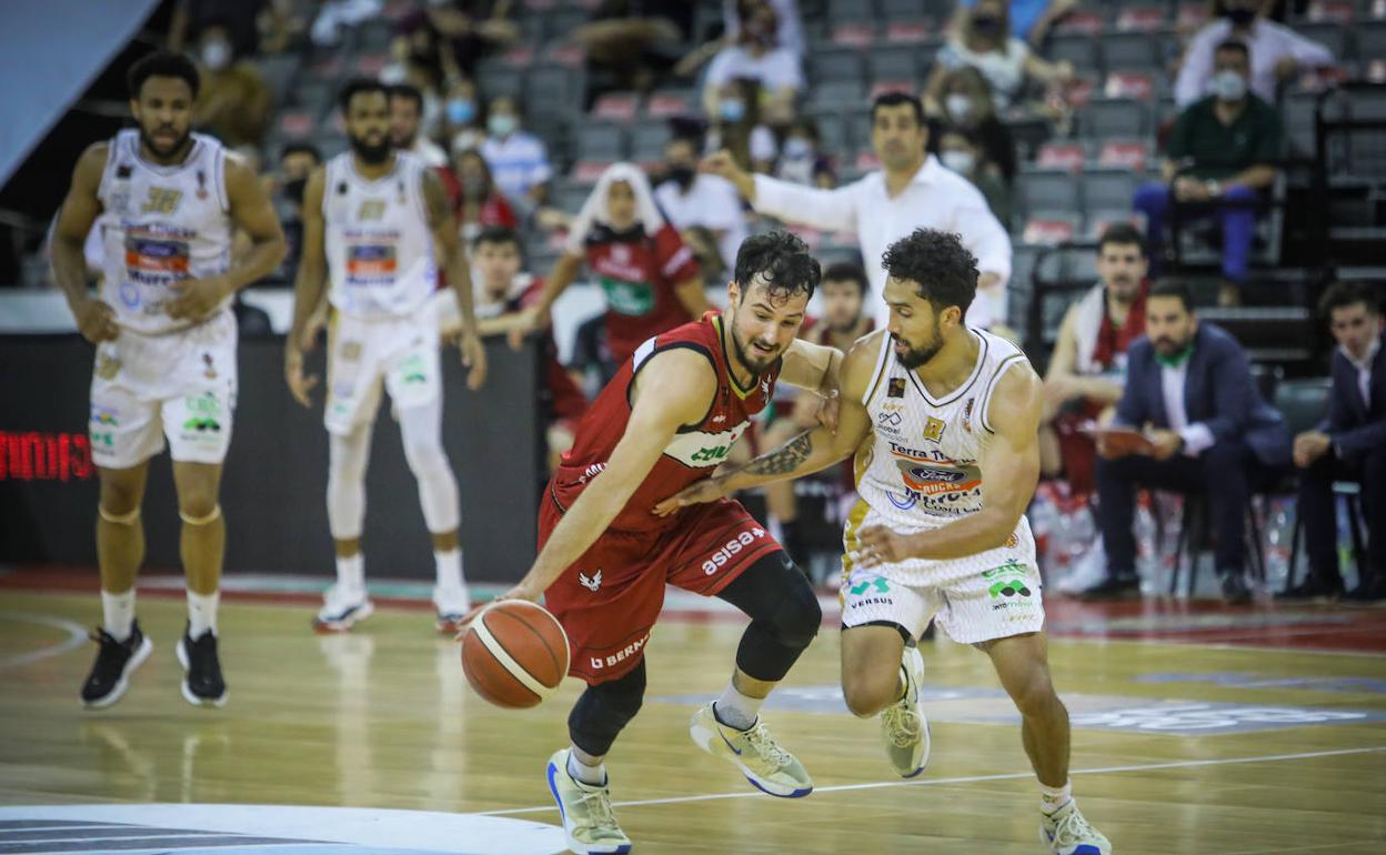 Lluís Costa recupera el balón ante Jaron Martin, base del Real Murcia. 