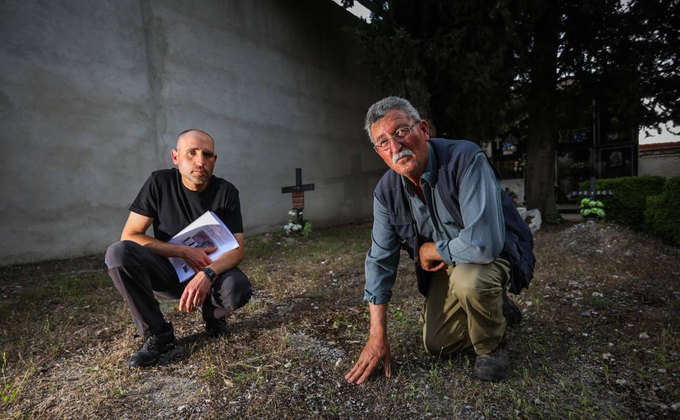 El historiador Alfredo Ortega y José Fernández, familiar de una de las víctimas, en una zona donde se sospecha que hay restos. 