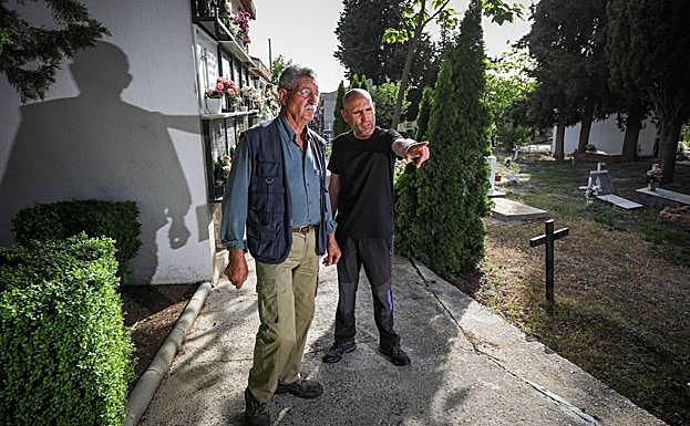 Indicando el lugar de una de las fosas. 