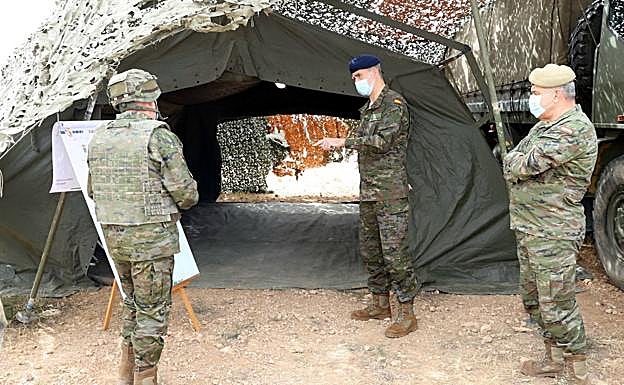 Felipe VI en uno de los puestos del ejercicio TEX-III/21. 