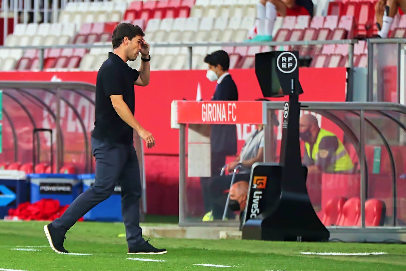 Rubi se retira pensativo después de una pésima primera parte de los suyos. 