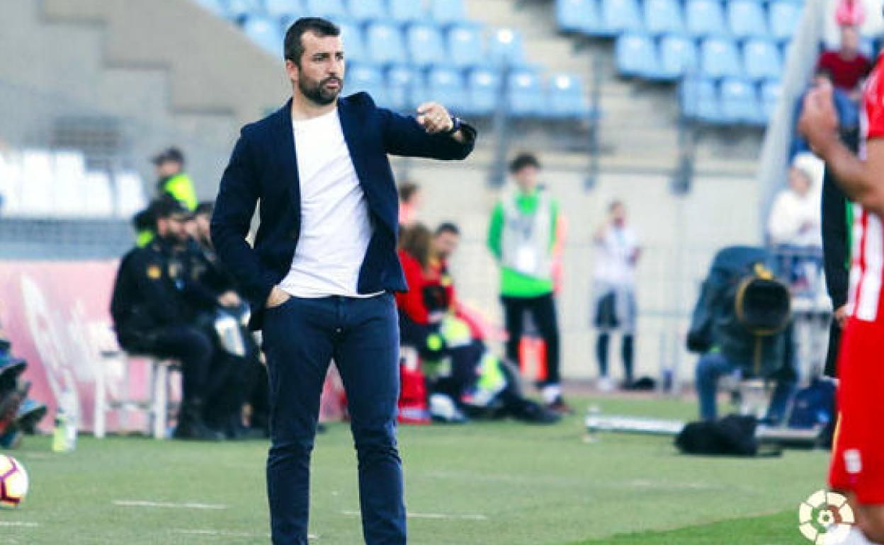 Diego Martínez da instrucciones durante el último Almería-Granada en Segunda. 