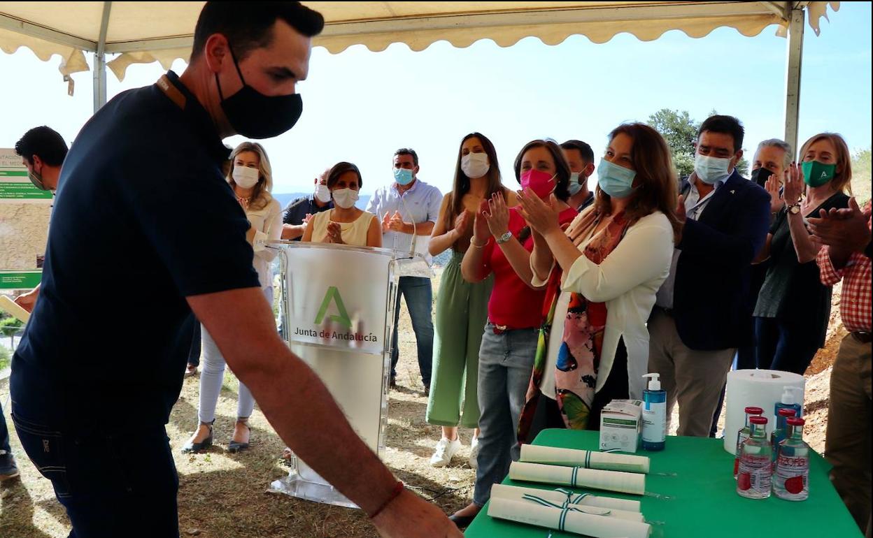 Uno de los ganaderos recibe su ayuda de la Junta. 