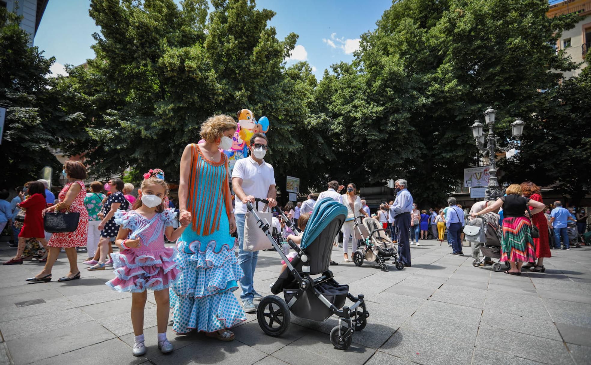 Una familia paseae por Bibrrambla, este jueves de Corpus en Granada. 