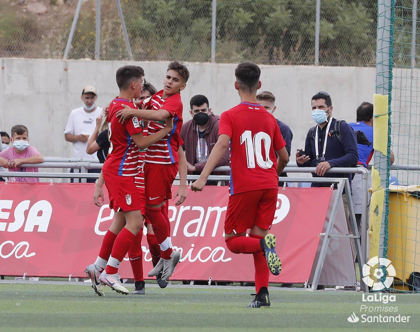 Los futbolistas del Granada celebran un gol en el torneo. 