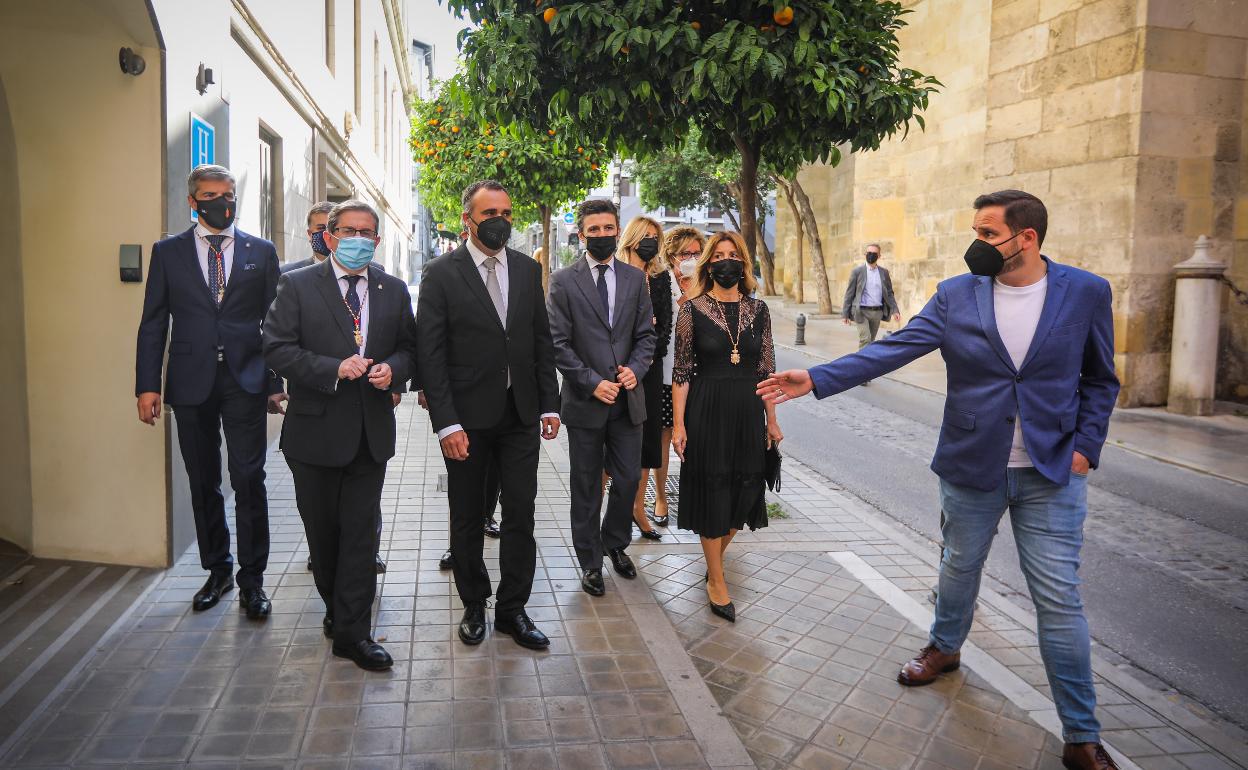 La comitiva del PP, encabezada por el presidente provincia, a su llegada a la Catedral.