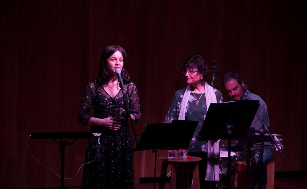 Cristina y Ángeles Mora, juntas sobre el escenario.