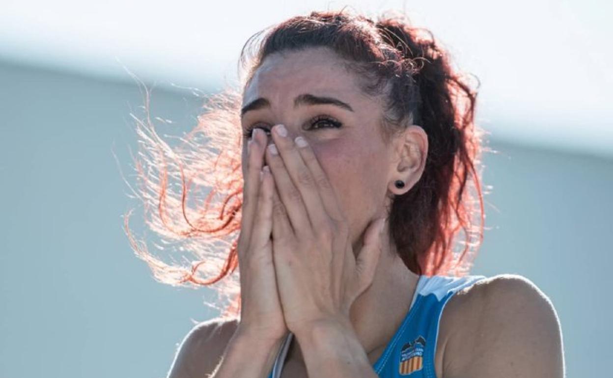 Laura Bueno alucina al comprobar su mejor marca personal en Huelva. 