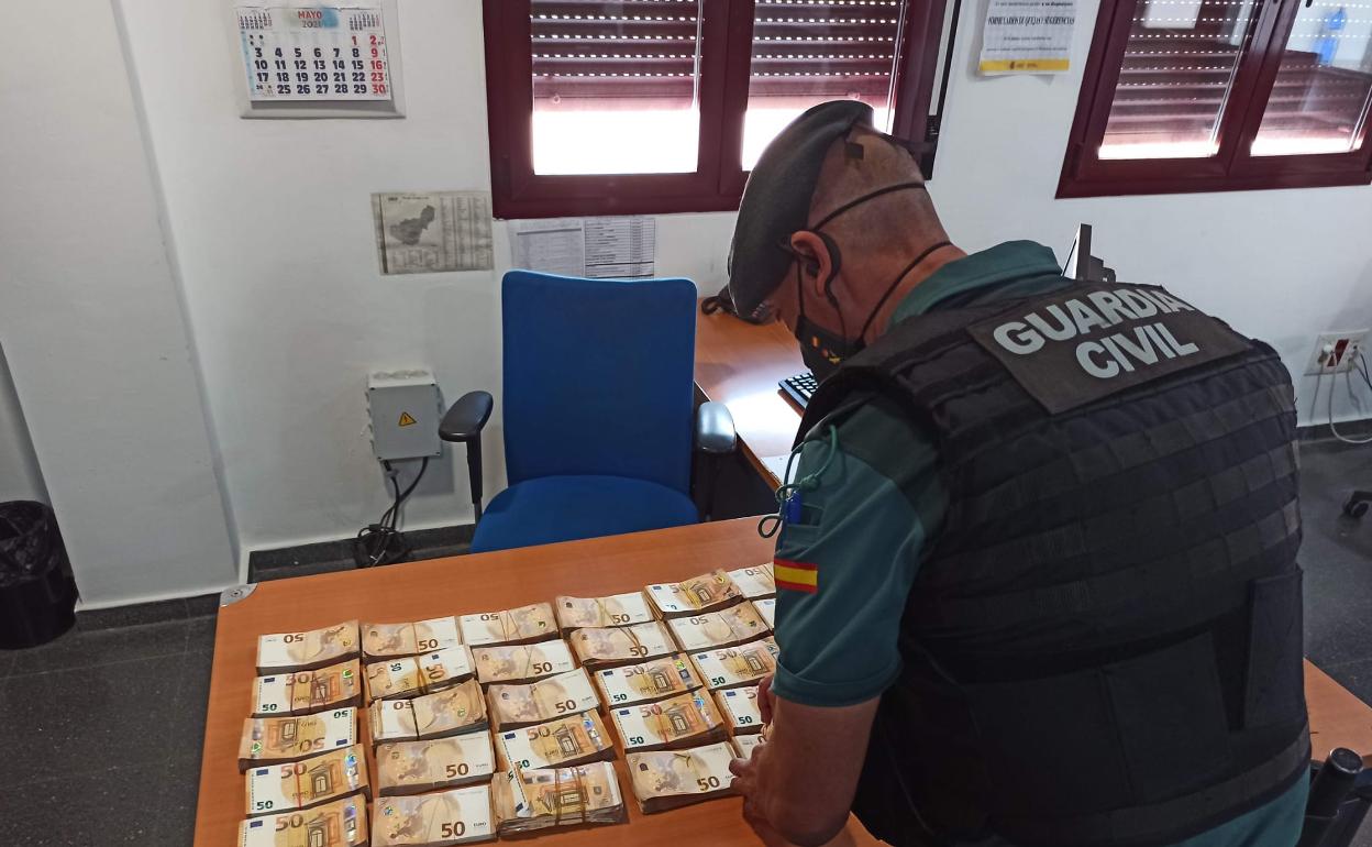 El misterio de los 148.000 euros intervenidos a un inglés en la A-92 en Granada