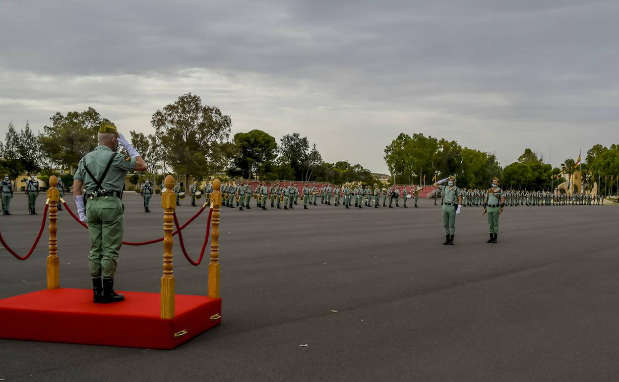 El general de la Brigada de La Legión Marín Elvira recibe los honores de ordenanza.