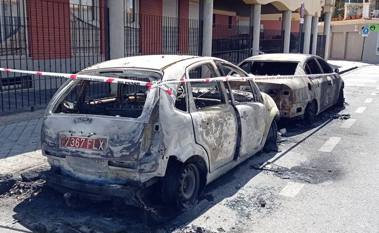 Los dos automóviles resultaron completamente carbonizados.