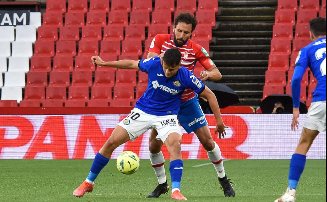 Germán Sánchez encima a Enes Unal en la última jornada. 