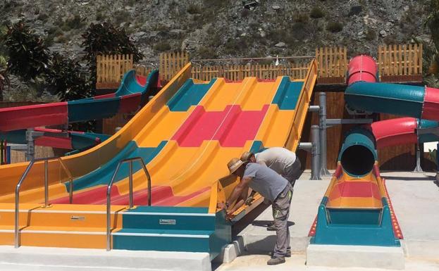 Trabajadores del Parque Acuatropic en tareas de mantenimiento. 