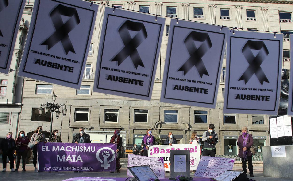 Concentración en la plaza de la Escandalera de Oviedo tras un asesinato machista.